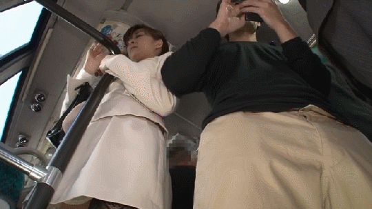 絶対真似するなよ!?満員電車やバスの中で痴漢する大胆不敵な手口に草不可避www痴漢のエロGIF画像がめっちゃ興奮する! その12