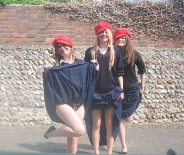 【海外JKおふざけエロ画像】海外の女子高生もミニスカなんだなぁｗｗｗ成長期の太ももが日本とはケタ違いにエロいぜぇｗｗｗｗ その2