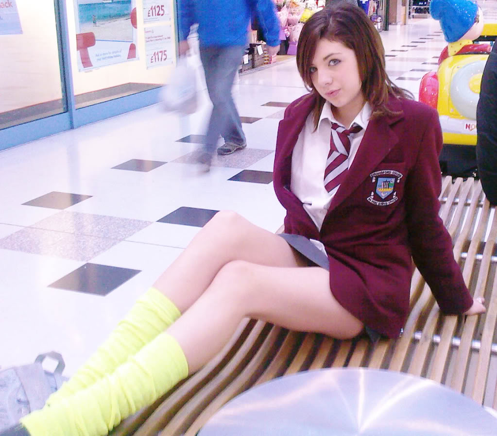 【海外JKおふざけエロ画像】海外の女子高生もミニスカなんだなぁｗｗｗ成長期の太ももが日本とはケタ違いにエロいぜぇｗｗｗｗ その3