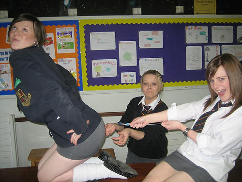 【海外JKおふざけエロ画像】海外の女子高生もミニスカなんだなぁｗｗｗ成長期の太ももが日本とはケタ違いにエロいぜぇｗｗｗｗ その5