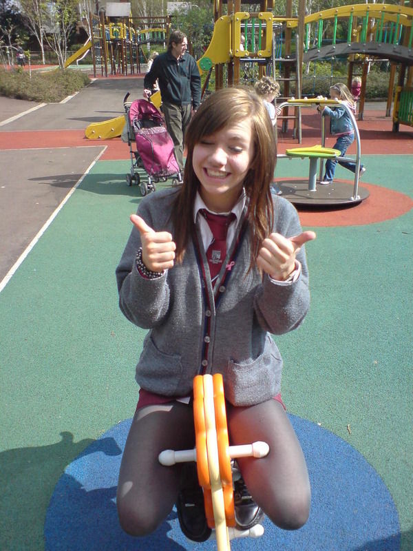 【海外JKおふざけエロ画像】海外の女子高生もミニスカなんだなぁｗｗｗ成長期の太ももが日本とはケタ違いにエロいぜぇｗｗｗｗ その8