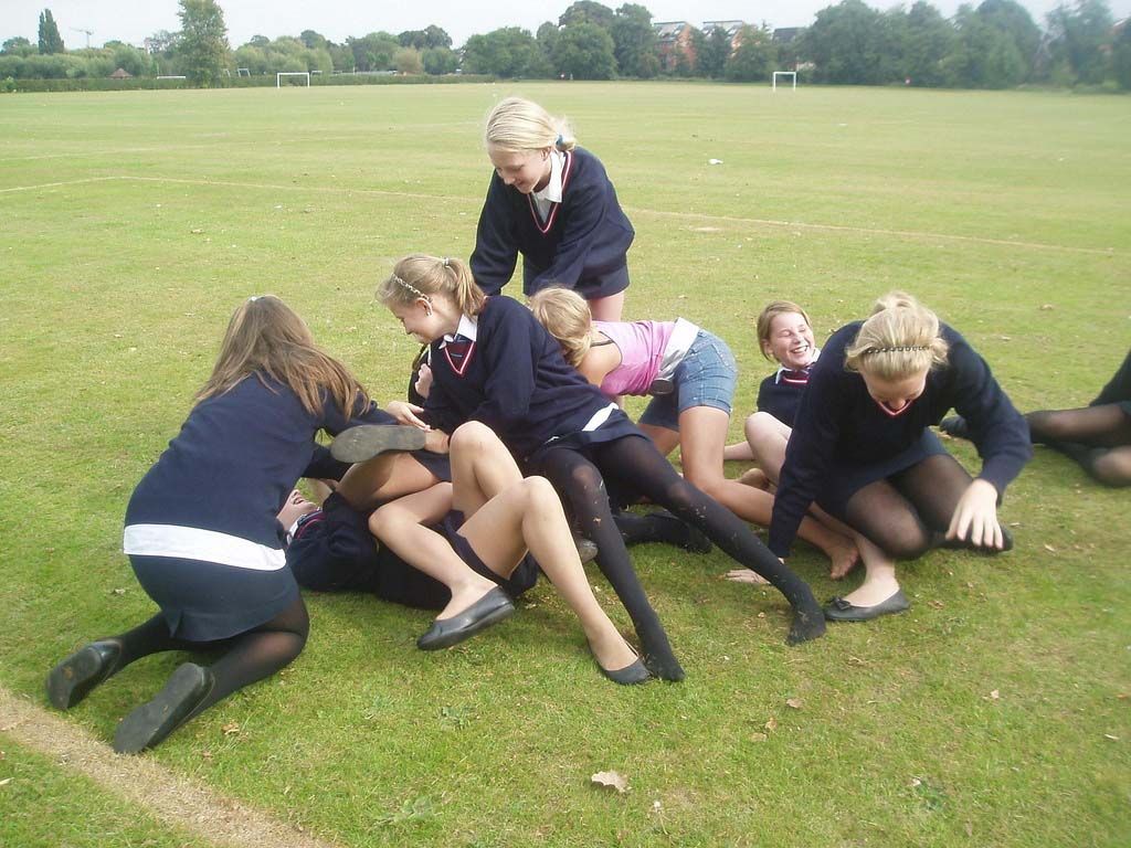 【海外JKおふざけエロ画像】海外の女子高生もミニスカなんだなぁｗｗｗ成長期の太ももが日本とはケタ違いにエロいぜぇｗｗｗｗ その9