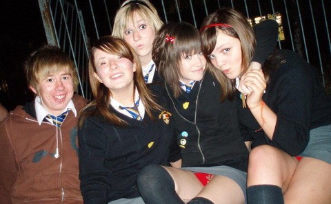 【海外JKおふざけエロ画像】海外の女子高生もミニスカなんだなぁｗｗｗ成長期の太ももが日本とはケタ違いにエロいぜぇｗｗｗｗ その10