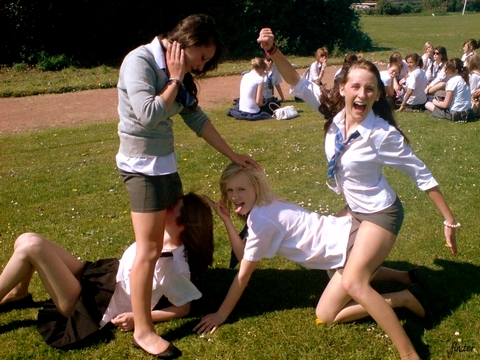 【海外JKおふざけエロ画像】海外の女子高生もミニスカなんだなぁｗｗｗ成長期の太ももが日本とはケタ違いにエロいぜぇｗｗｗｗ その13