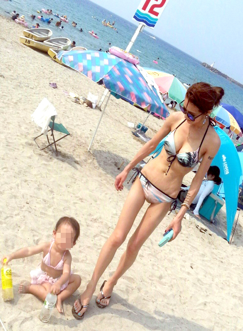【子連れママ水着エロ画像】これが産後体型！子連れママのドスケベボディがまる見えな過激ビキニｗｗｗｗｗ その4