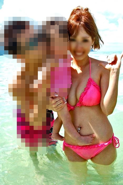 【子連れママ水着エロ画像】これが産後体型！子連れママのドスケベボディがまる見えな過激ビキニｗｗｗｗｗ その10