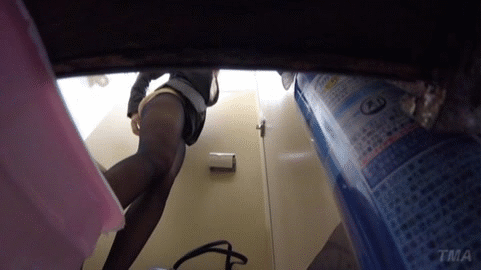 【レイプGIF画像】おしっこ中にトイレのドアを開けられたOLさんの反応ｗｗｗｗトイレこじ開けレイプのGIF画像が草不可避！ その1