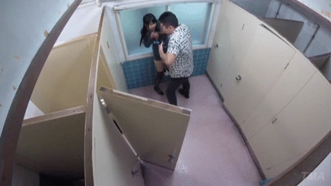 【レイプGIF画像】おしっこ中にトイレのドアを開けられたOLさんの反応ｗｗｗｗトイレこじ開けレイプのGIF画像が草不可避！ その3