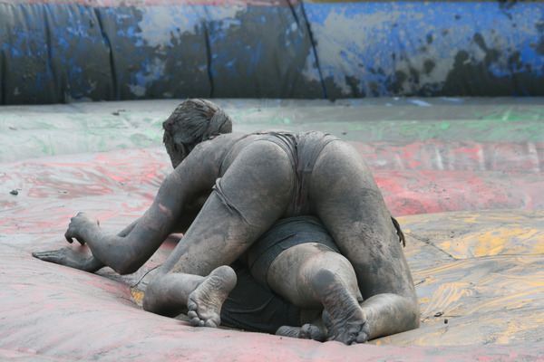 【どろんこエロ画像】こんな画像で興奮する性癖ってあるんだなｗｗｗｗ泥まみれの女体に興奮するヤツ集合♪ その11