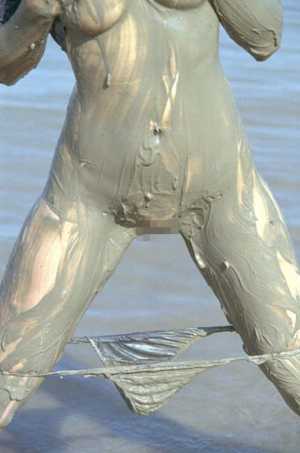 【どろんこエロ画像】こんな画像で興奮する性癖ってあるんだなｗｗｗｗ泥まみれの女体に興奮するヤツ集合♪ その15