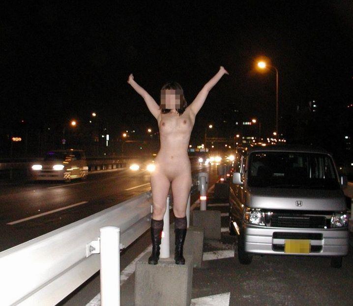 【野外露出エロ画像】テンションたっけーｗｗｗ野外露出のし過ぎて脳みそ溶けてんのか！？ハイテンション露出狂がコチラｗｗｗ その8
