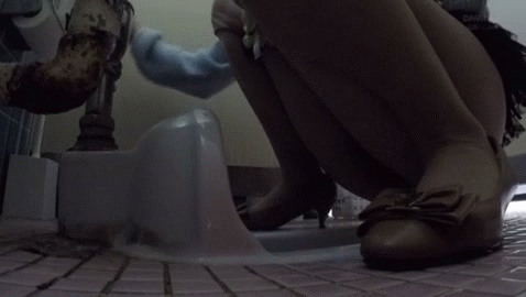 【女子トイレ盗撮GIF画像】これガチやんwww女子トイレに潜んでドアの隙間からおしっこする女の子を覗いた変態がすげーwww その2