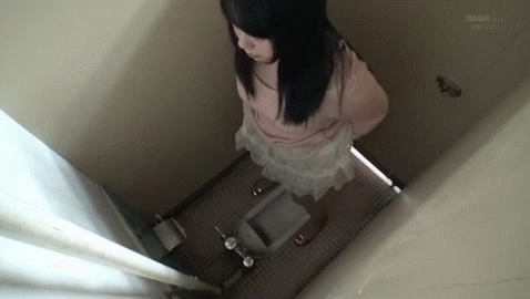 【女子トイレ盗撮GIF画像】これガチやんwww女子トイレに潜んでドアの隙間からおしっこする女の子を覗いた変態がすげーwww その3