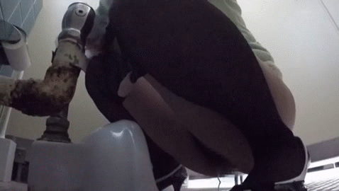 【女子トイレ盗撮GIF画像】これガチやんwww女子トイレに潜んでドアの隙間からおしっこする女の子を覗いた変態がすげーwww その8