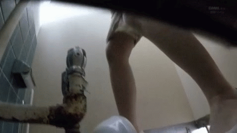 【女子トイレ盗撮GIF画像】これガチやんwww女子トイレに潜んでドアの隙間からおしっこする女の子を覗いた変態がすげーwww その15
