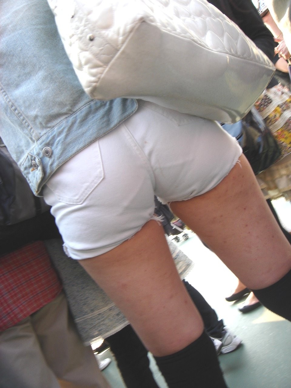 【透けパンエロ画像】爽やかな白は清楚！？いいえ、ビッチの証拠ですｗｗｗ下着透け透けショートパンツって破壊力っぱねーｗｗｗ その2
