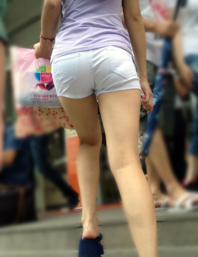 【透けパンエロ画像】爽やかな白は清楚！？いいえ、ビッチの証拠ですｗｗｗ下着透け透けショートパンツって破壊力っぱねーｗｗｗ その3