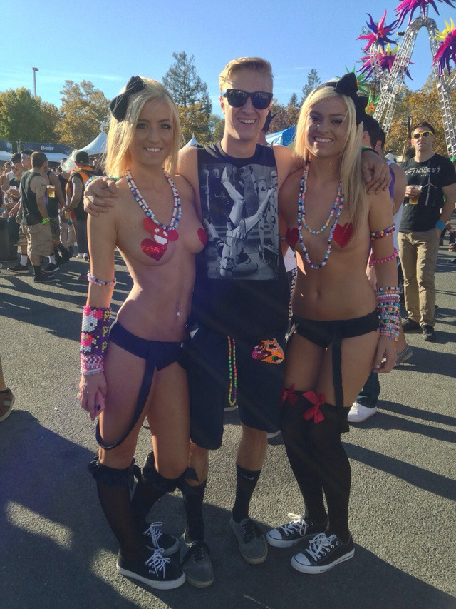 【海外イベントエロ画像】外国人のお祭り好きは異常ｗｗｗイベントと言う建前があればどんなエロい格好も無問題な風潮がホントスコｗｗｗ その1