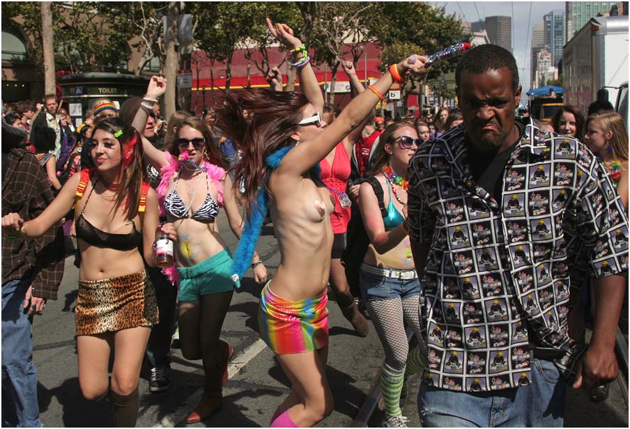 【海外イベントエロ画像】外国人のお祭り好きは異常ｗｗｗイベントと言う建前があればどんなエロい格好も無問題な風潮がホントスコｗｗｗ その3