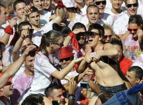 【海外イベントエロ画像】外国人のお祭り好きは異常ｗｗｗイベントと言う建前があればどんなエロい格好も無問題な風潮がホントスコｗｗｗ その9