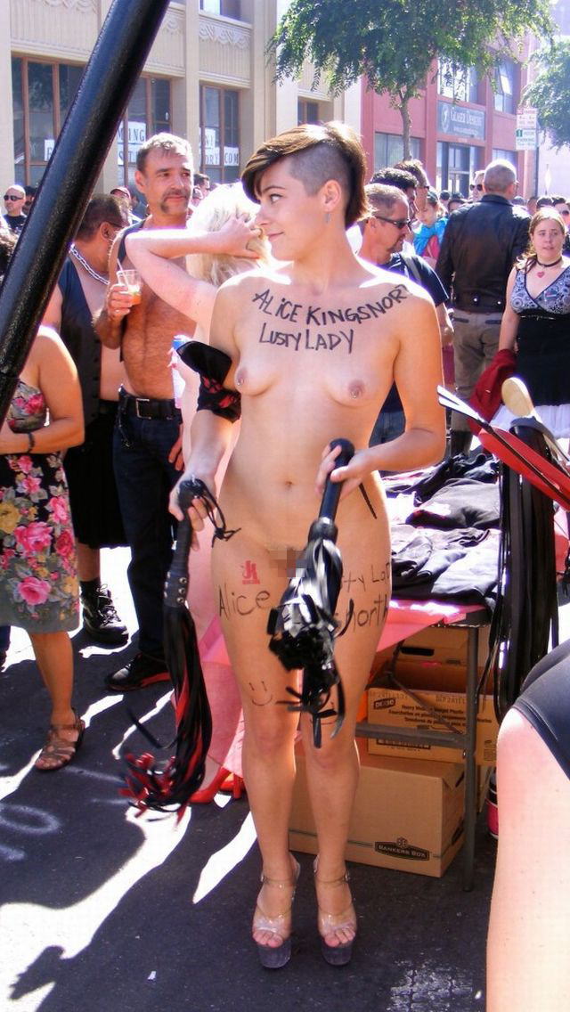 【海外イベントエロ画像】外国人のお祭り好きは異常ｗｗｗイベントと言う建前があればどんなエロい格好も無問題な風潮がホントスコｗｗｗ その15