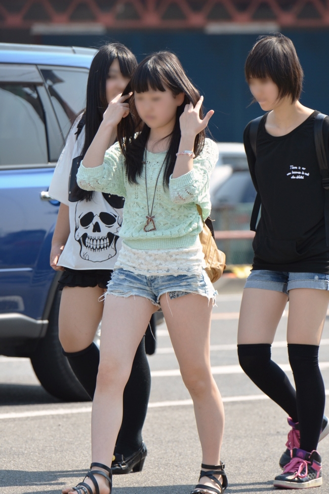 【ショーパンエロ画像】思わずムラっとする太もも！ショーパンからハミ出したむっちり美脚ってなんでこんな興奮するん！？ その11