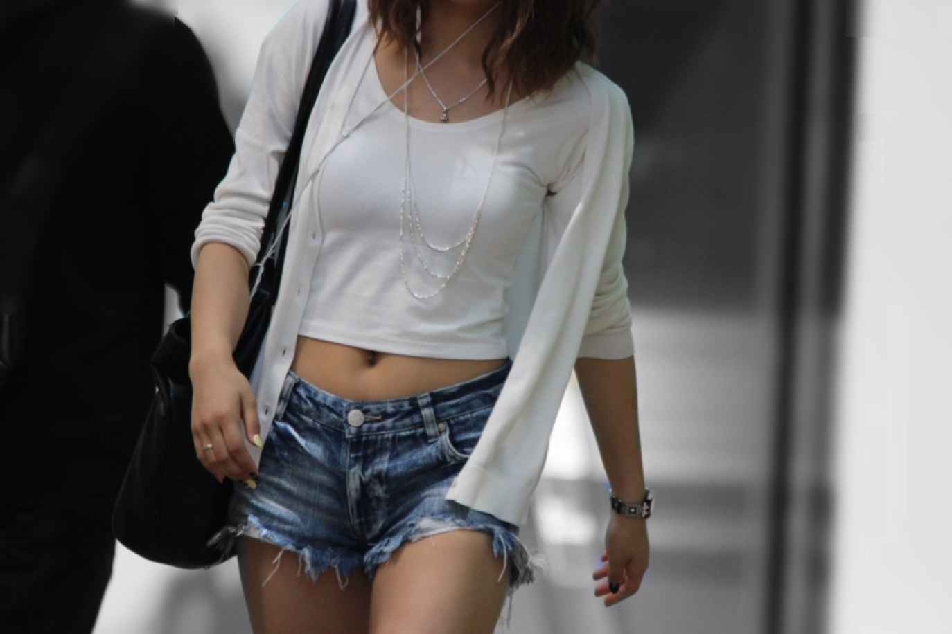 【ショーパンエロ画像】思わずムラっとする太もも！ショーパンからハミ出したむっちり美脚ってなんでこんな興奮するん！？ その13