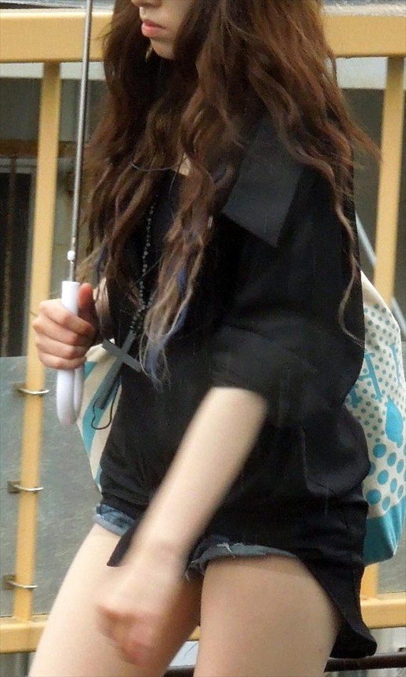 【ショーパンエロ画像】思わずムラっとする太もも！ショーパンからハミ出したむっちり美脚ってなんでこんな興奮するん！？ その14