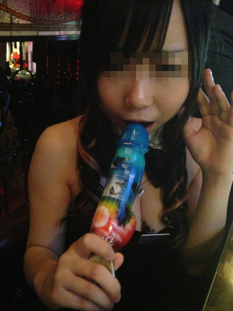 【擬似フェラエロ画像】これ絶対友達のオナネタにされただろｗｗｗビッチなギャルがSNSにあげた擬似フェラにチンポがビンビンですよｗｗｗ その12