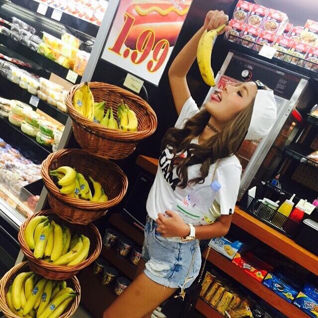 【擬似フェラエロ画像】これ絶対友達のオナネタにされただろｗｗｗビッチなギャルがSNSにあげた擬似フェラにチンポがビンビンですよｗｗｗ その13