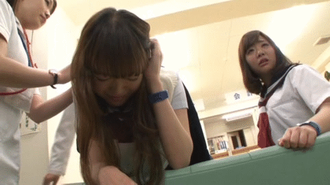 【羞恥エロGIF画像】マンコまる見え!下半身すっぽんぽんの病院が笑うしかないwwwww その5