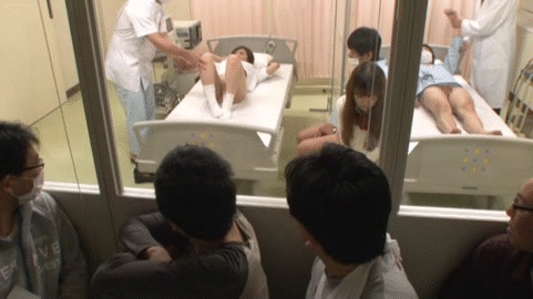 【羞恥エロGIF画像】マンコまる見え!下半身すっぽんぽんの病院が笑うしかないwwwww その9