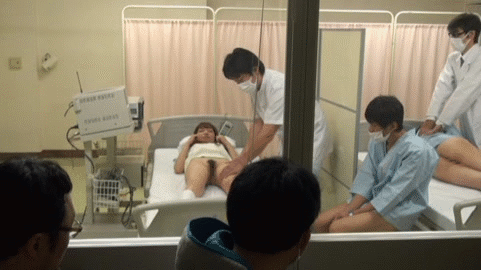 【羞恥エロGIF画像】マンコまる見え!下半身すっぽんぽんの病院が笑うしかないwwwww その13