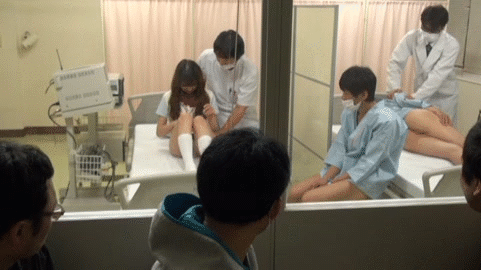 【羞恥エロGIF画像】マンコまる見え!下半身すっぽんぽんの病院が笑うしかないwwwww その15