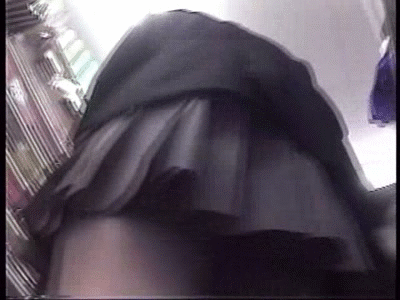【逆さ撮り盗撮GIF画像】すげぇ…これガチやん！？逮捕覚悟の逆さ撮り盗撮をGIF画像にしたら臨場感に勃起がとまらねーｗｗｗ その7