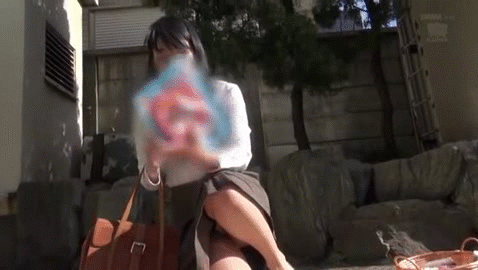 【パンチラ・胸チラ盗撮GIF画像】こんなん勃起不可避ｗｗｗフリマで盗撮されたおねーさんのパンチラ・胸チラを無限ループさせたったｗｗｗｗ その12