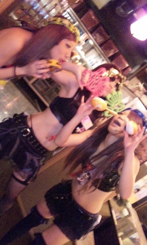 【セクシー居酒屋エロ画像】セクハラ不可避！？酔った客に絡まれるであろうガールズ居酒屋の店員さんｗｗｗｗ その13