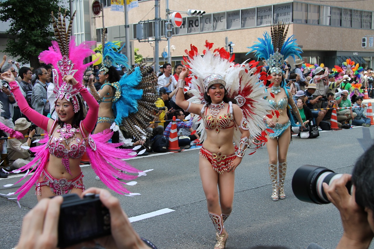 【サンバエロ画像】子連れのおとーさんが街頭で勃起ちゃうｗｗｗ日本のサンバカーニバルがやっべぇぇぇ！！ その10