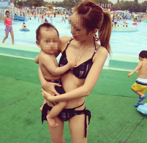 【子連れママ水着エロ画像】市民プールがエロ過ぎぃ！！子連れママさんの過激な水着が攻めすぎだぜぇｗｗｗ その15
