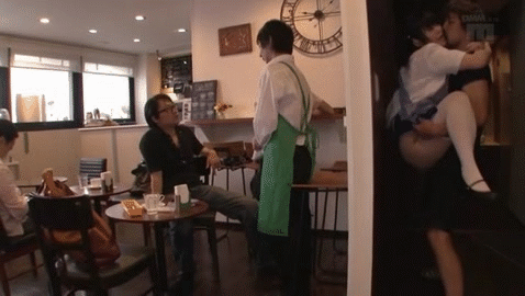 【店内レイプGIF】営業中のカフェでバイトの女の子を犯す一部始終が衝撃ｗｗｗｗｗｗ その13
