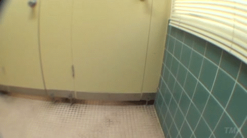 【トイレこじ開けGIF】おしっこ中にトイレのドアを開けられたまんさんの反応に草不可避ｗｗｗｗｗ その9