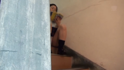 【女子校盗撮GIF】これぞ天国！女子校はパンチラで溢れてるぞｗｗｗｗ女子高生のリアルパンチラ！ その1