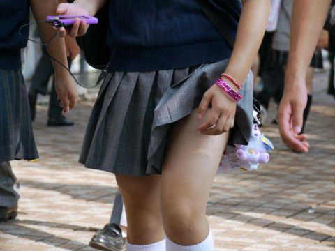思わずドキッとするほどエッチな女子高生の美脚！短すぎるスカートが目の保養になるミニスカエロ画像