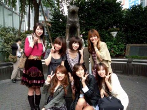 リア充な女の子がやらかした大失態…！？パンツ見えてるのに気づいてない集合写真エロ画像
