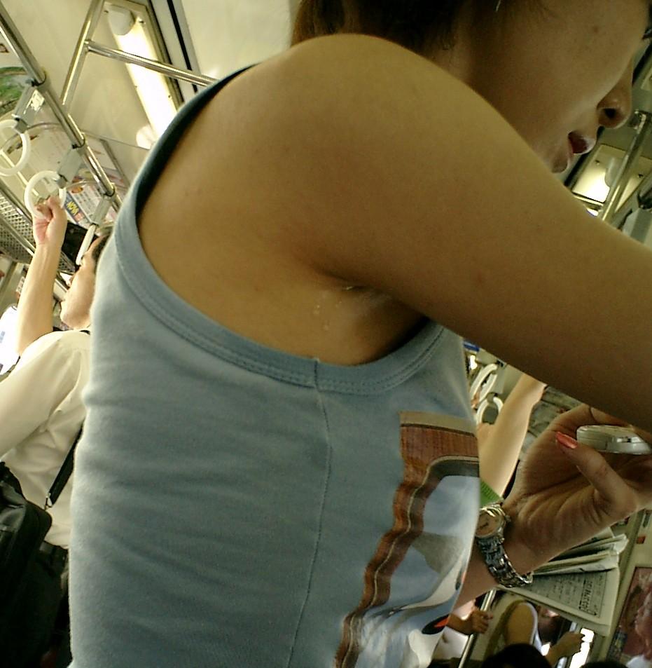 【腋フェチエロ画像】ノースリープの袖口から見える素人娘の腋ってある意味マンコより卑猥だなｗｗｗｗ その15
