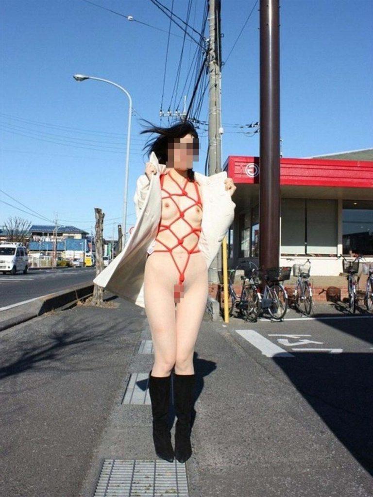 【野外露出エロ画像】これは流石にやりすぎ…ドン引きレベルの野外露出!素人の性癖って怖いなぁwwww その12