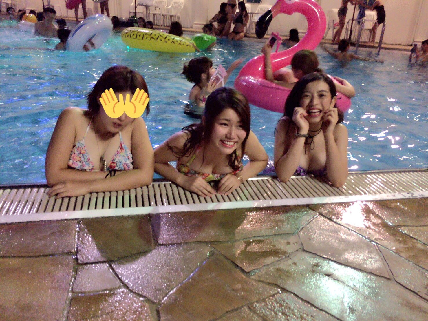 【水着ギャルエロ画像】これがセクロスしたくなった女の顔…ナンパされるために過激な水着のビッチが集まるナイトプール画像 その8