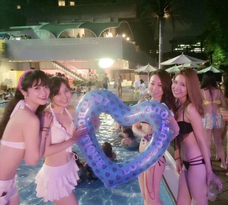【水着ギャルエロ画像】これがセクロスしたくなった女の顔…ナンパされるために過激な水着のビッチが集まるナイトプール画像 その10