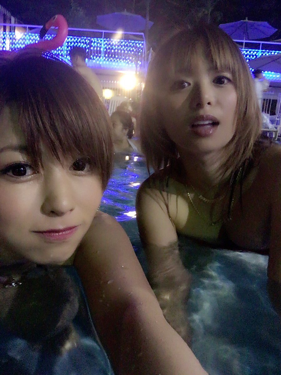 【水着ギャルエロ画像】これがセクロスしたくなった女の顔…ナンパされるために過激な水着のビッチが集まるナイトプール画像 その15