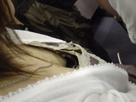 ゆるゆるの胸元から目が離せない…スケベすぎる谷間!街中で撮られたおっぱいハプニングエロエロ画像